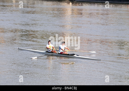 Rudern auf der Themse in Hammersmith, London, Vereinigtes Königreich Stockfoto