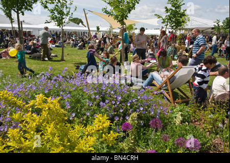 Hay-Festival - Massen von Menschen, die Entspannung in der Sommersonne am Hay Festival 2010 Hay on Wye Powys Wales UK Stockfoto