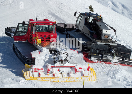 Schweizer Alpen-Antenne: zwei Pistenbullies Pflege eine Spur auf der Ski Piste auf kleinen Scheidegg in Schweizer Alpen in der Nähe von Grindelwald. Stockfoto