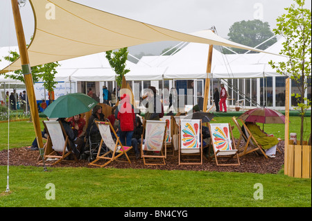 Besucher Schutz vor sintflutartigen Regen am Hay Festival 2010 Hay on Wye Powys Wales UK Stockfoto