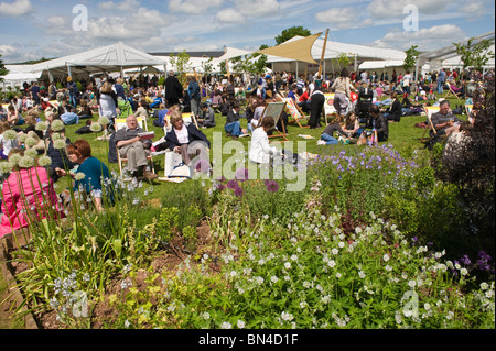 Massen von Menschen, die Entspannung in der Sommersonne am Hay Festival 2010 Hay on Wye Powys Wales UK Stockfoto