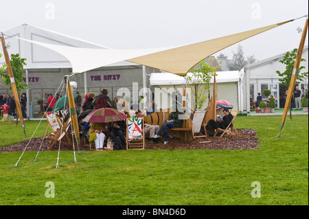 Besucher Schutz vor sintflutartigen Regen am Hay Festival 2010 Hay on Wye Powys Wales UK Stockfoto