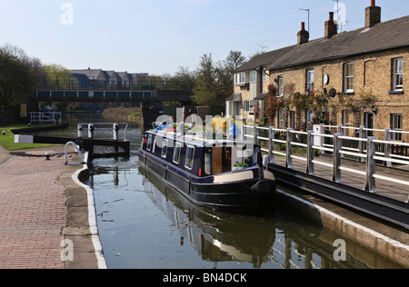 Narrowboat Eingabe Fenny Sperre am Grand Union Canal bei Fenny Stratford, Milton Keynes, Buckinghamshire. Stockfoto