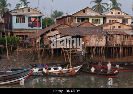 Myanmar. Burma. Kan-Fledermaus-Stadt. Reise mit der öffentlichen Fähre nach Labutta im Ayeryarwadi delta Stockfoto