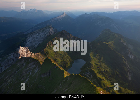 Bargy Kette vom Mount Jallouvre in der Abenddämmerung, Haute Savoie, Französische Alpen. Stockfoto