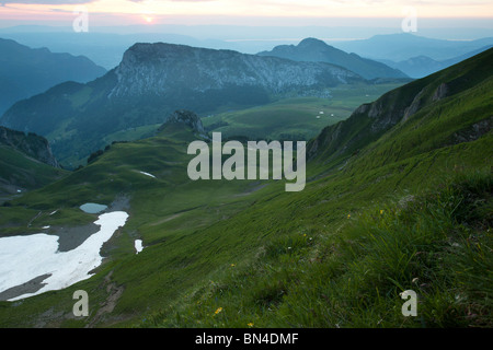 Bargy Kette vom Mount Jallouvre in der Abenddämmerung, Haute Savoie, Französische Alpen. Stockfoto