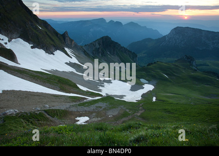 Bargy Kette vom Mount Jallouvre in der Abenddämmerung, Haute Savoie, Französische Alpen. Stockfoto