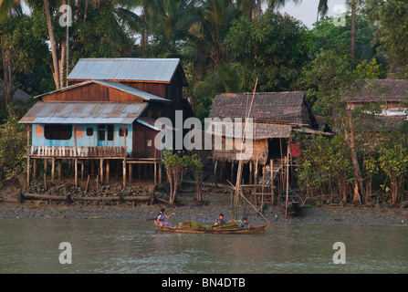 Myanmar. Burma. Kan-Fledermaus-Stadt. Reise mit der öffentlichen Fähre nach Labutta im Ayeryarwadi delta Stockfoto