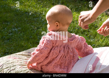 Mütter Hände um zu holen, Babymädchen Stockfoto