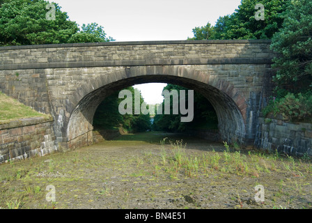 Überlauf von Schafgarbe Anglezarke Stauseen mit niedrigem Wasserstand durch Trockenheit. Stockfoto