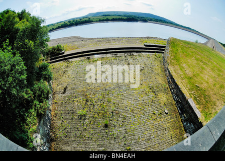 Überlauf von Schafgarbe Anglezarke Stauseen mit niedrigem Wasserstand durch Trockenheit. Stockfoto