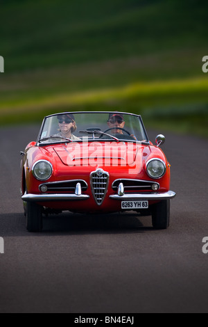 Ein paar in einem Alpha Romeo Giulietta Spider Auto Modell 1600 (Frankreich). Paar Dans Une Alfa Romeo Giulietta Spider 1600 (Frankreich). Stockfoto