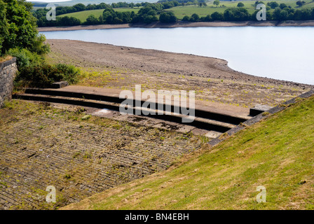 Überlauf von Schafgarbe Anglezarke Stauseen mit niedrigem Wasserstand durch Trockenheit. Stockfoto