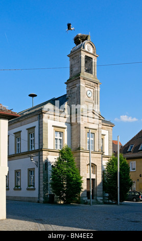 Altes Rathaus zeigt Storch Landung auf Nest, Höchstadt eine der Aisch, Franken, Bayern, Deutschland. Stockfoto