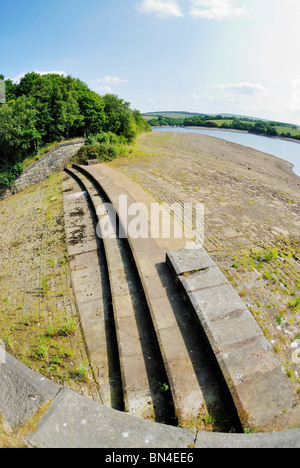 Überlauf von Schafgarbe Anglezarke Stauseen mit niedrigem Wasserstand durch Trockenheit. Stockfoto