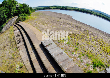 Überlauf von Schafgarbe Anglezarke Stauseen mit niedrigem Wasserstand durch Trockenheit. Stockfoto