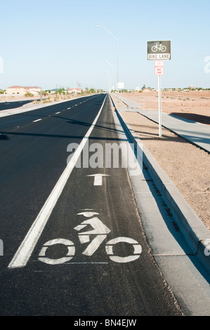 Radweg auf eine Stadt mit einem keine Parkplatz-Schild an der Seite der Kandare Straße gemalt. Stockfoto