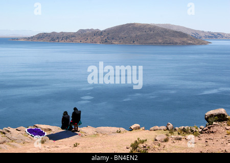 Trocknen von Kleidung auf der Insel Taquile, Titicacasee, Peru. Stockfoto