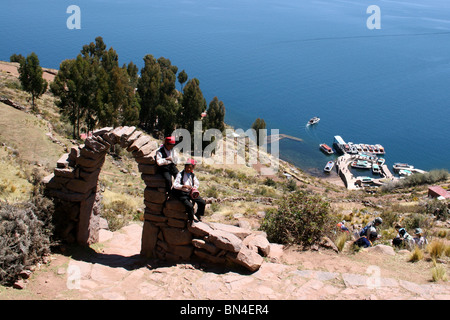 Pfad und Hafen auf der Insel Taquile, Titicacasee, Peru. Stockfoto