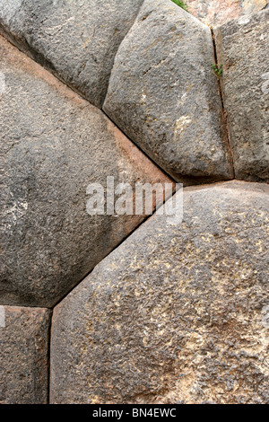 Steinmauer in Sacsayhuaman, Cusco, Peru, Südamerika zu trocknen. Stockfoto