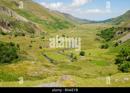 Nant Ffrancon Tal in Gwynedd, einem klassischen u-förmigen vergletscherten Tal. Afon Ogwen ist der Fluss, der durch das Tal schlängelt. Stockfoto