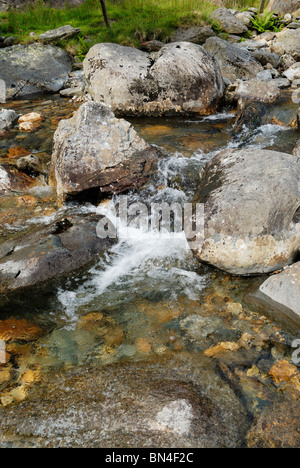 Afon Nant Peris, der Fluss entlang des Bodens von Llanberis durchlaufen Nant Peris, Llyn Peris fließt. Stockfoto