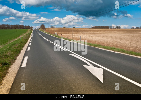 Offene Straße / Pfeil überholen Einschränkung Warnschild auf Straße - Indre, Frankreich gemalt. Stockfoto