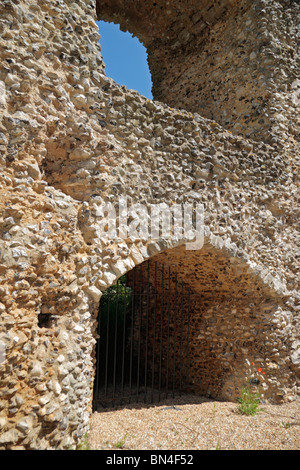 Feuerstein Ruinen & achteckige halten der Krönungsfeierlichkeiten Schloss (lokal als "King John's Castle" bekannt), Hampshire, UK. Stockfoto