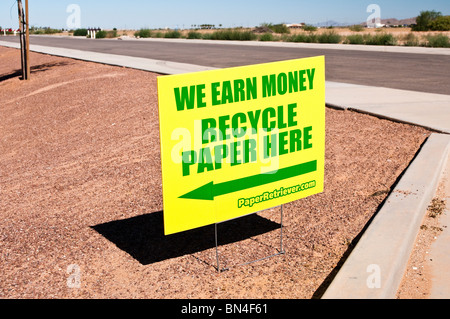 Ein Zeichen leitet, die Öffentlichkeit an einem Speicherort Papier waren, die Produkte für die Wiederverwertung gesammelt werden. Dies ist eine lokale Fundraising-Aktivitäten. Stockfoto