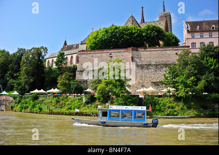 Wassertaxi auf dem Rhein in Basel (Bale) Schweiz, unterhalb Basel Münster (Kathedrale) Stockfoto