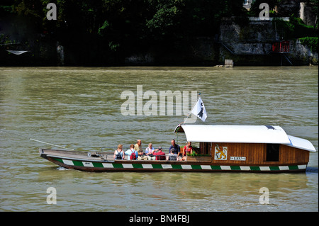 Kabel ferry "Leu" (Löwe) Passagiere über den Rhein in Basel (Bale) Schweiz Stockfoto