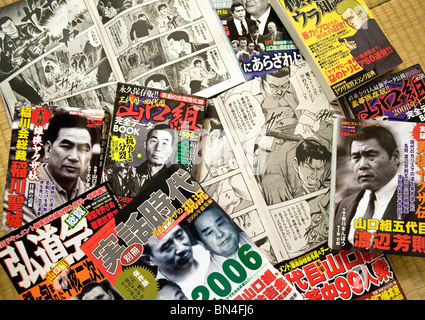 Zeitschriften über Japans Unterwelt sind auf Etage des Jake Adelsteins Hauses verteilt. Stockfoto