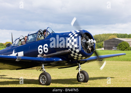 North American T6J Harvard 52-8543 66 Marine G-BUKY Rollen entlang der Start-und Landebahn nach der Landung am Breighton Flugplatz Stockfoto