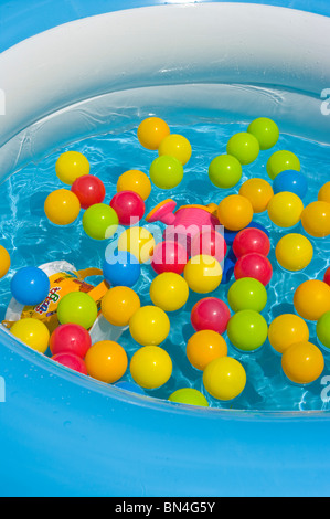 Farbige bunte Plastik Kugeln In einem Childs Kinder Planschbecken Stockfoto