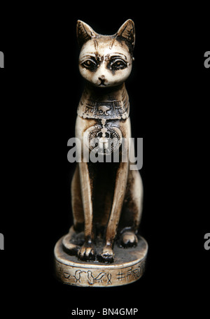 Bastet ägyptische Katze Göttinnenstatue im studio Stockfoto