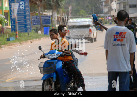 Einheimische und ausländische Touristen feiern Songkran Thai Neujahr mit Wasser kämpft auf den Straßen von Süd-Thailand Koh Lanta Stockfoto