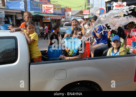 Einheimische und ausländische Touristen feiern Songkran Thai Neujahr mit Wasser kämpft auf den Straßen von Süd-Thailand Koh Lanta Stockfoto