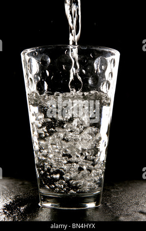 Wasser in Glas im studio Stockfoto