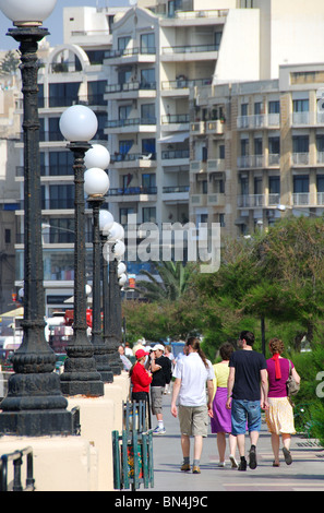 SLIEMA, MALTA. Ein Blick entlang Triq Ix-Xatt (The Strand). 2010. Stockfoto