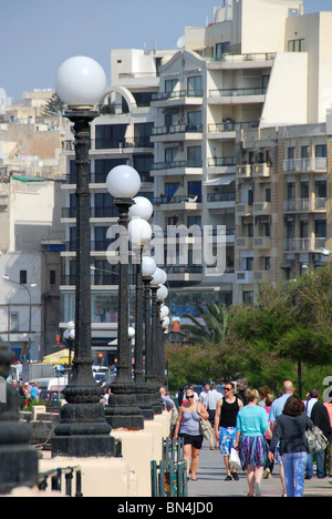 SLIEMA, MALTA. Ein Blick entlang Triq Ix-Xatt (The Strand). 2010. Stockfoto