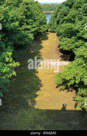 Überlauf von Schafgarbe Anglezarke Stauseen mit niedrigem Wasserstand durch Trockenheit. Stockfoto