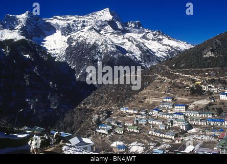 Die Stadt von Namche Bazar; die Sherpa-Hauptstadt und der Höhepunkt der Kwangde im Khumbu; Everest-Region; Nepal Stockfoto