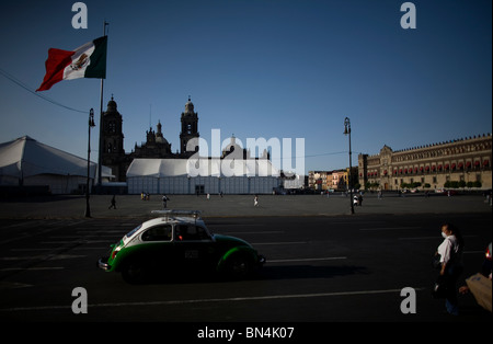 Eine Frau trägt eine Maske als Vorsichtsmaßnahme gegen die Schweinegrippe auf dem Zocalo, dem Hauptplatz von Mexiko-Stadt, 2. Mai 2009. Stockfoto