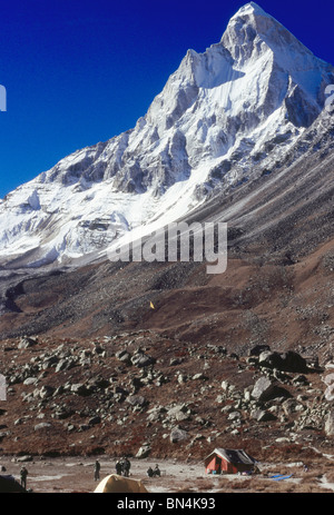 Trekker Camp am Tapoban; hoch gelegenen Wiese auf dem Gangotri-Gletscher mit der Spitze Shivling; Garhwal; Uttaranchal; Indien Stockfoto