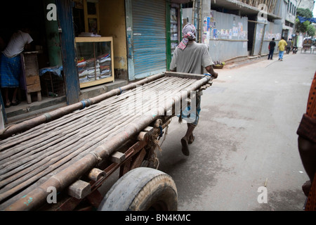 Bambus-Wagen, gezogen von Mann, das Gepäck zu tragen; alten Dhaka; Bangladesch Stockfoto