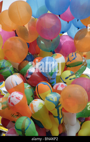 Bunte Luftballons mit Gas leichter als die Luft gefüllt; Indien Stockfoto