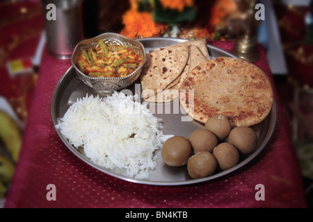 Thali, Teller mit verschiedenen vegetarische Essen;  Prasad; Angebote zu Lord Ganesh während Ganesh Ganapati Festival; Maharashtra; Indien Stockfoto