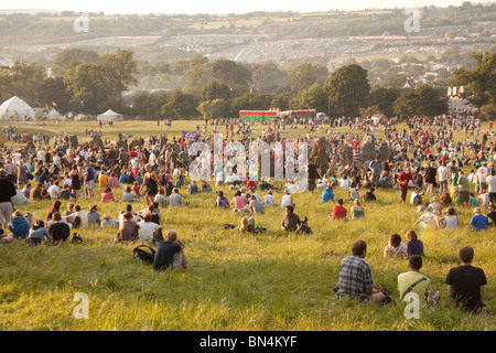 Massen, die Versammlung in den Steinkreis in Kings Wiese, Glastonbury Festival 2010 Stockfoto