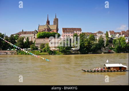 Kabel-Fähre über den Rhein in Basel (Bale) Schweiz mit Basler Münster (Kathedrale) im Hintergrund Stockfoto