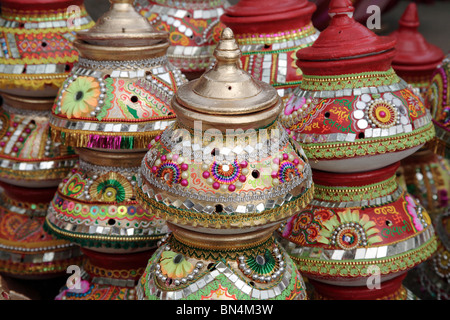 Navaratri Dandiya Garba Festival; Dekorative irdenen Topf; Ghatkopar; Bombay Mumbai; Maharashtra; Indien Stockfoto